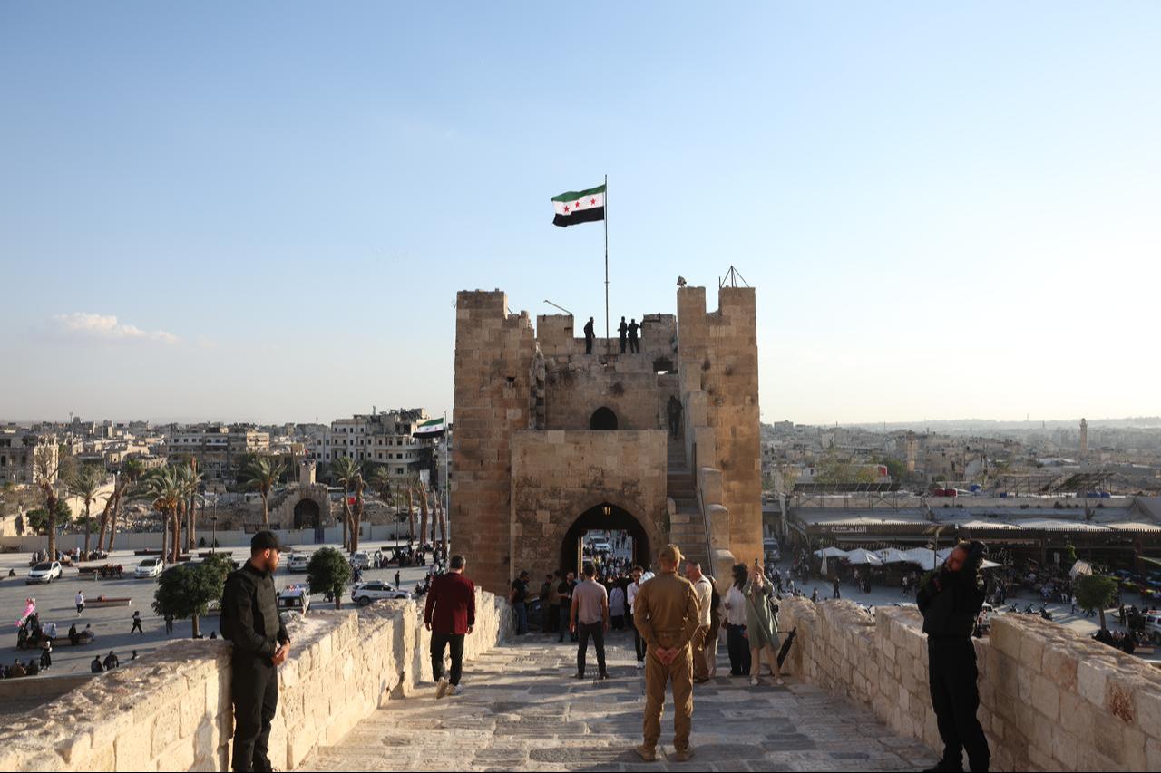 İnsanlar 27 Eylül 2025'te Suriye, Halep'teki Suriye'nin önemli tarihi yapılarından biri olan Halep Kalesi'ni ziyaret ediyor. (AA fotoğrafı)