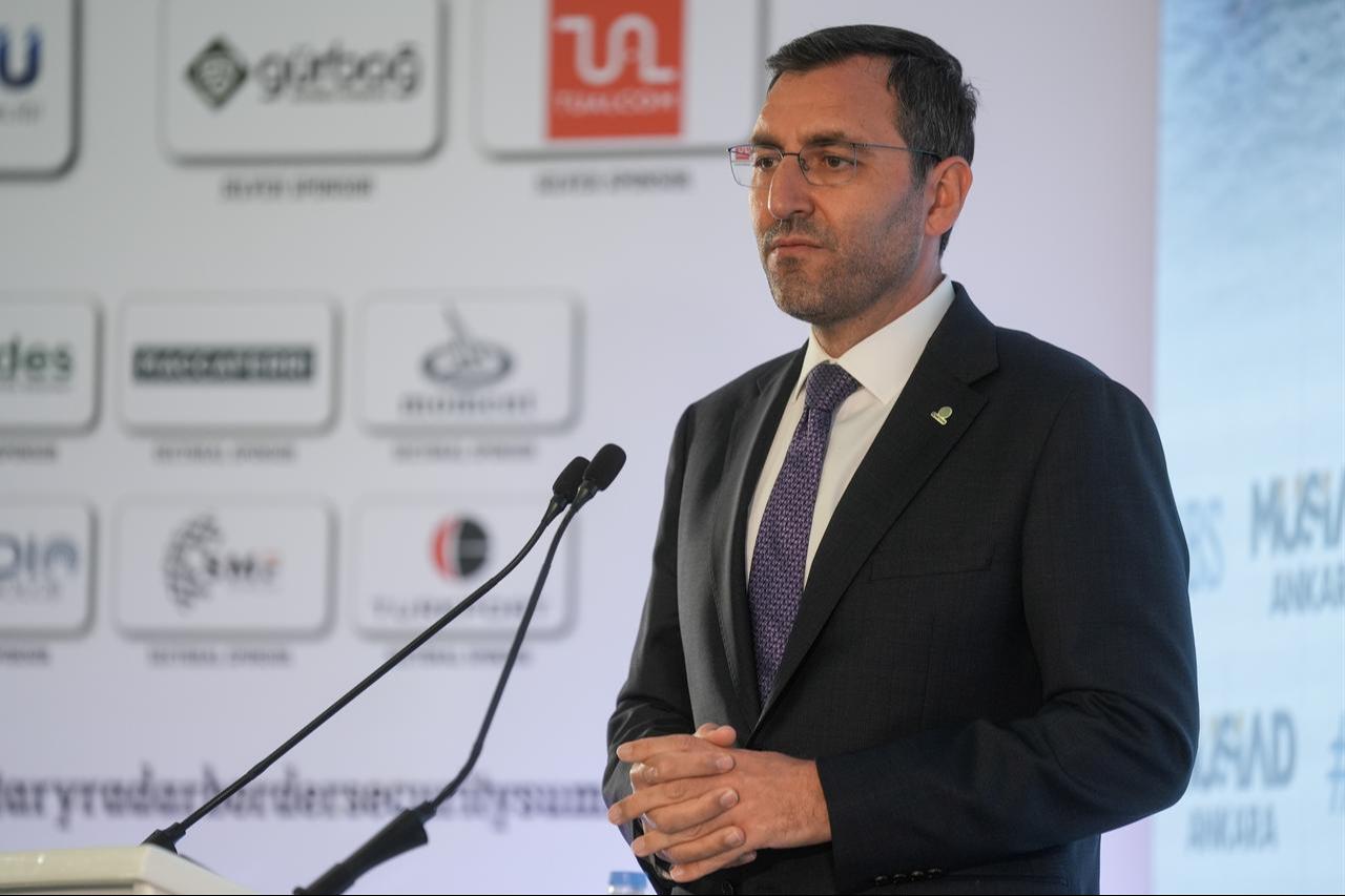 Roketsan Genel Müdürü Murat Ikininci, 7 Ekim 2025'te Ankara, Türkiye'deki 5. Askeri Radar ve Sınır Güvenlik Zirvesi sırasında konuşuyor. (AA Fotoğraf)