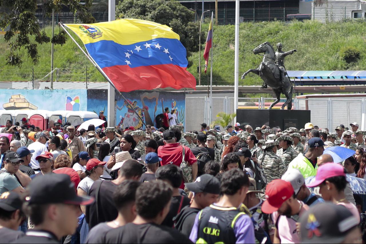 Venezüella Cumhurbaşkanı Nicolas Maduro'nun destekçileri, 6 Ekim 2025'te Venezuela, Birleşmiş Milletler Genel Merkezi'nin önünde bir protestoya katılıyor. (AA Photo)