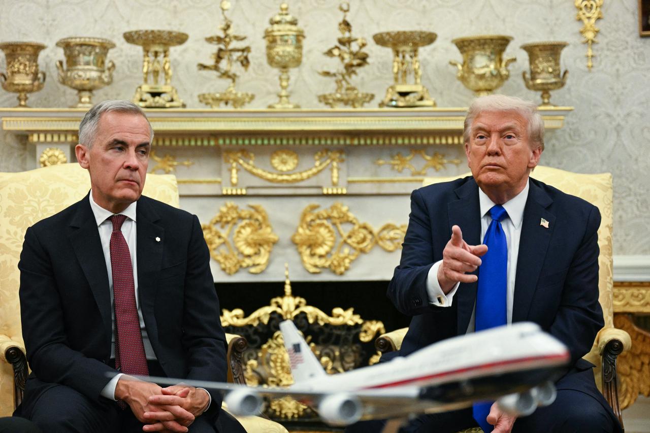 US President Donald Trump meets with Canadian Prime Minister Mark Carney in the Oval Office of the White House in Washington, DC, on Oct. 7, 2025. (AFP Photo)