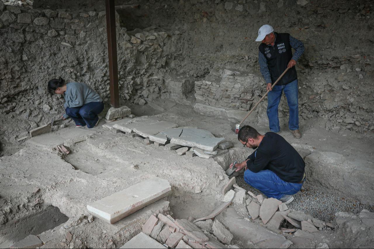Arkeologlar, Bursa'daki İznik Çini Fırınları kazı alanında Bizans tabakaları içindeki mimari kalıntıları özenle temizliyor, Türkiye, 7 Ekim 2025. (AA Fotoğraf)