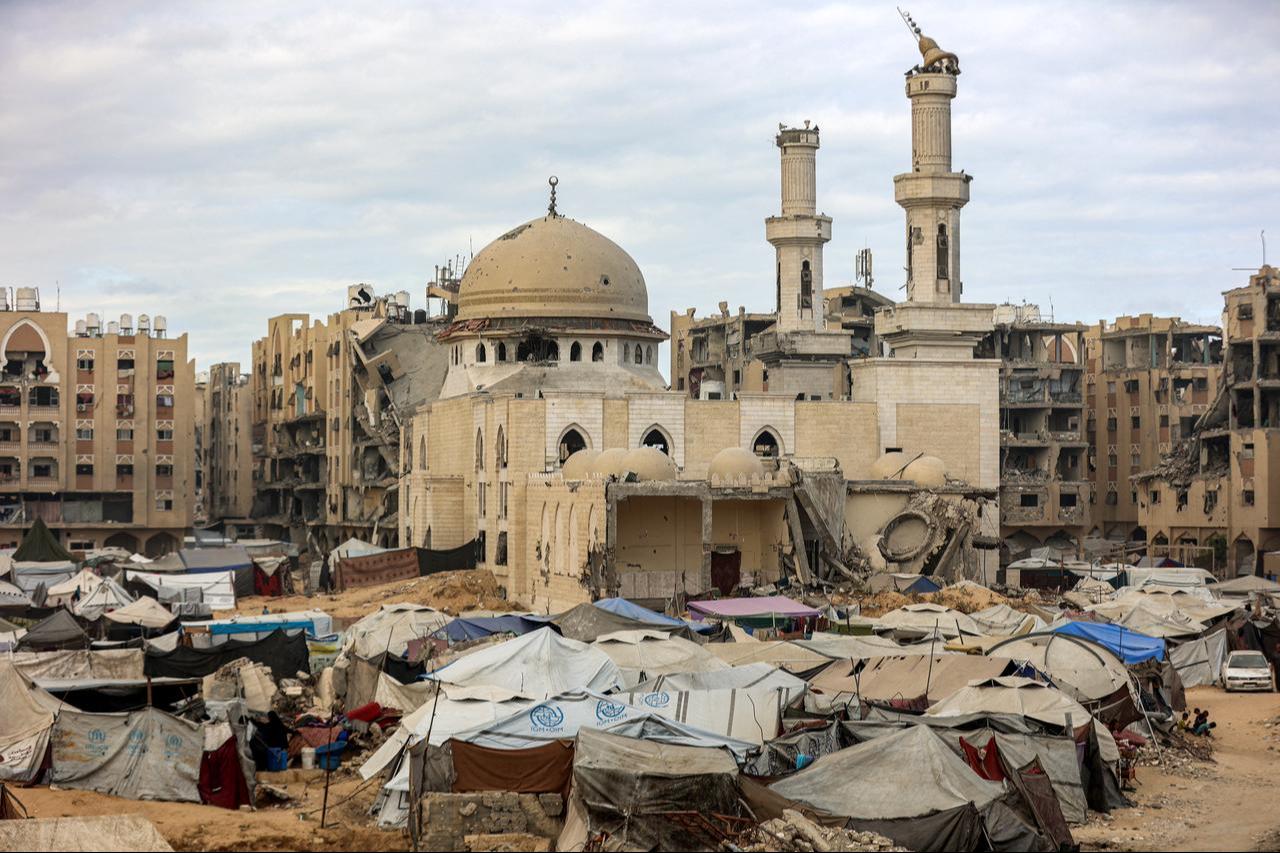 Tents sheltering people displaced by war are pitched near the heavily-damaged Sheikh Hamad bin Khalifa Al-Thani mosque in the southern Gaza Strip, Oct. 6, 2025. (AFP Photo)
