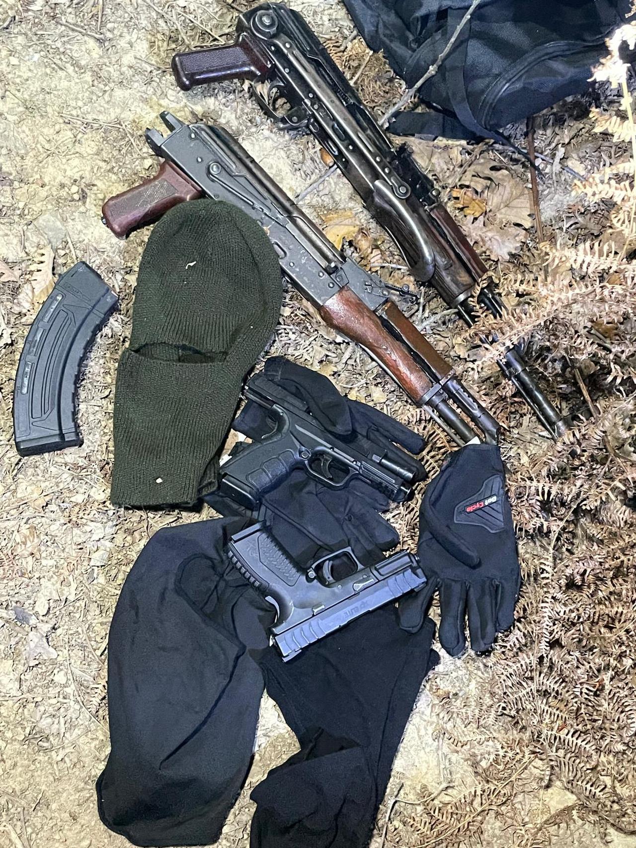 The weapons (two Kalashnikovs and two pistols), ski masks, and gloves used in the incident in which lawyer Serdar Oktem was attacked while waiting in traffic in Sisli, Istanbul. (AA Photo)