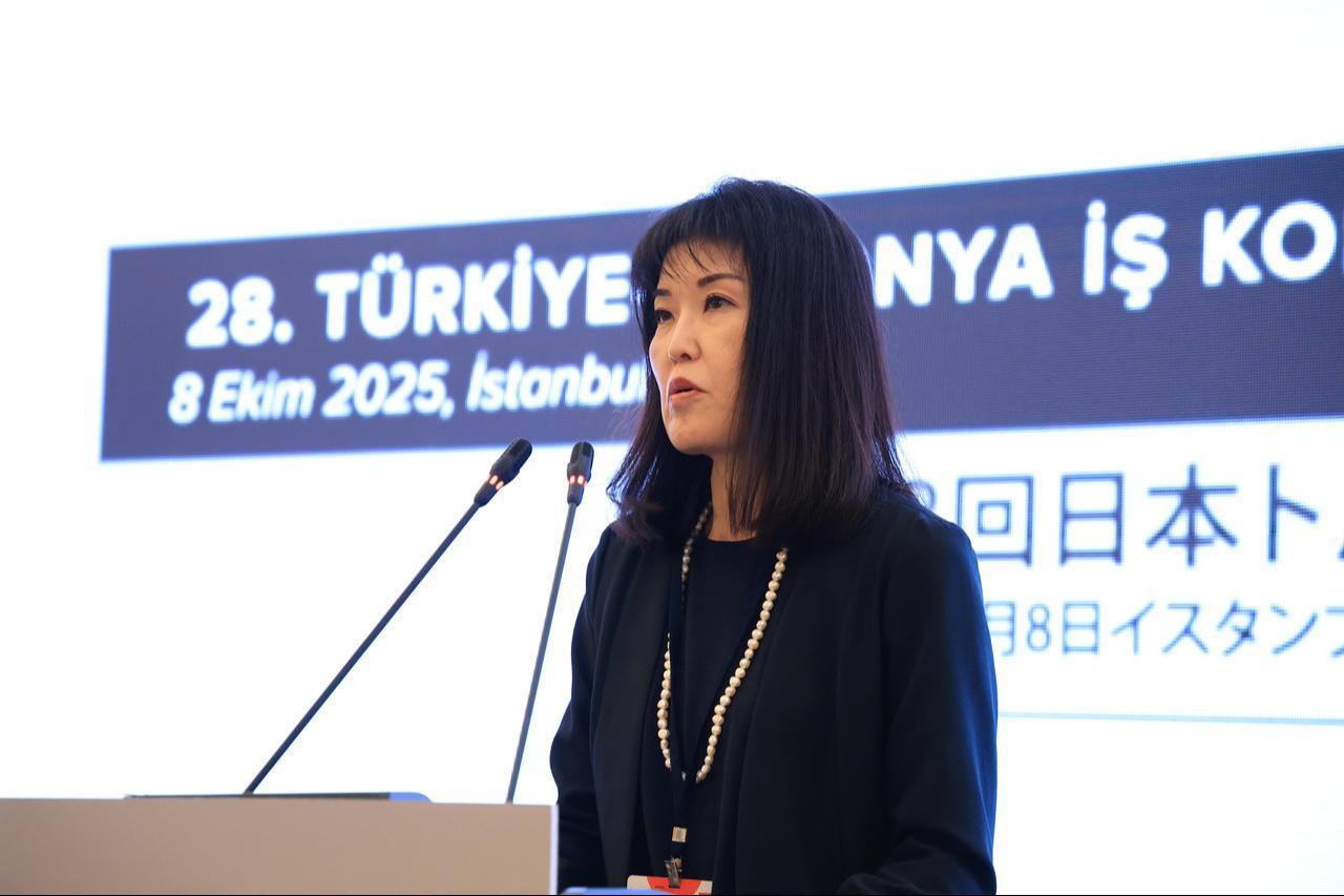 Japonya Ekonomi, Ticaret ve Sanayi Bakanlığı Uluslararası Ticaret Politikası Genel Müdür Yardımcısı Takako Tujisaka, 8 Ekim 2025, İstanbul'daki 28. Türkiye-Japonya İş Konseyi Ortak Toplantısında açıklamalar sunuyor. (