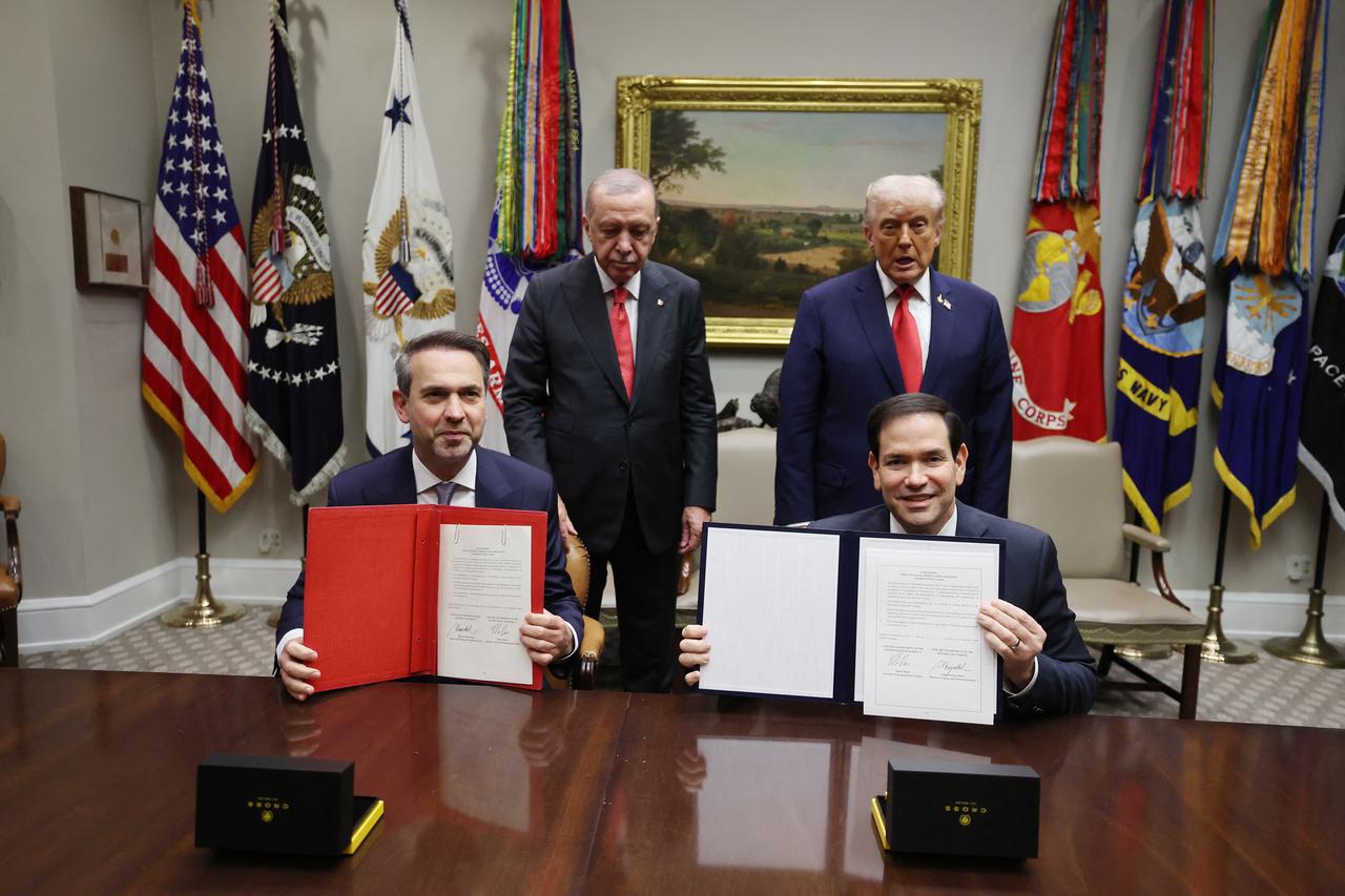US President Donald Trump (R), President Recep Tayyip Erdogan (L), signature ceremony U.S. Secretary of State Marco Rubio (R) with Minister of Energy and Natural Resources Alparslan Bayraktar (L) on Sept. 25, 2025 in Washington, DC. (Photo via Turkish Presidential Service/AFP)