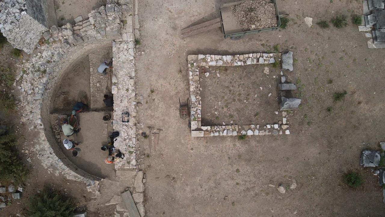 Havadan manzara, Mugla'nın Koycegiz Bölgesi, Türkiye, 5 Ekim 2025. (AA Photo) Kazılar Sırasında Antik Kaunos şehrinde açık bir kiliseyi göstermektedir.