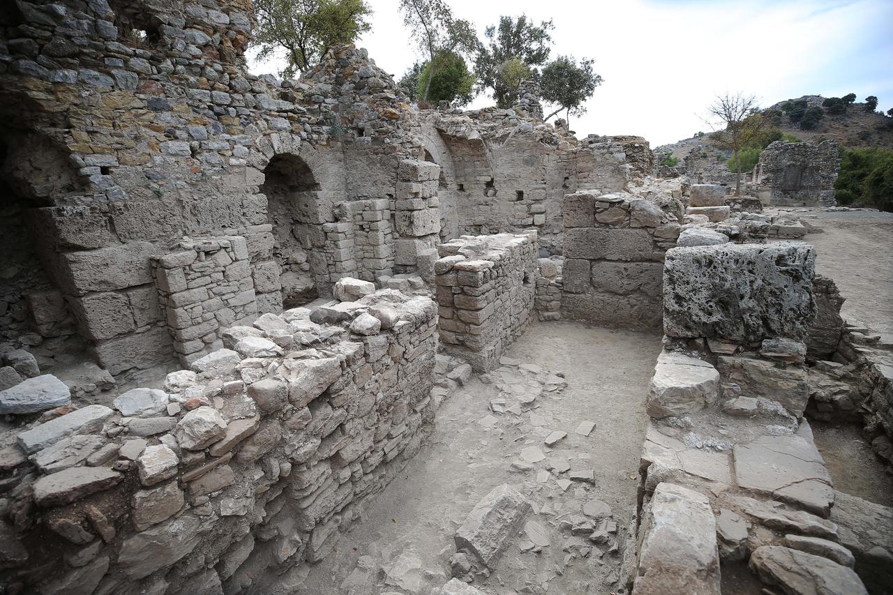 Bir manzara, Mugla'nın Koycegiz Bölgesi, Türkiye, 5 Ekim 2025'teki kazılar sırasında Antik Kaunos şehrinde açık bir kiliseyi göstermektedir. (AA Photo)