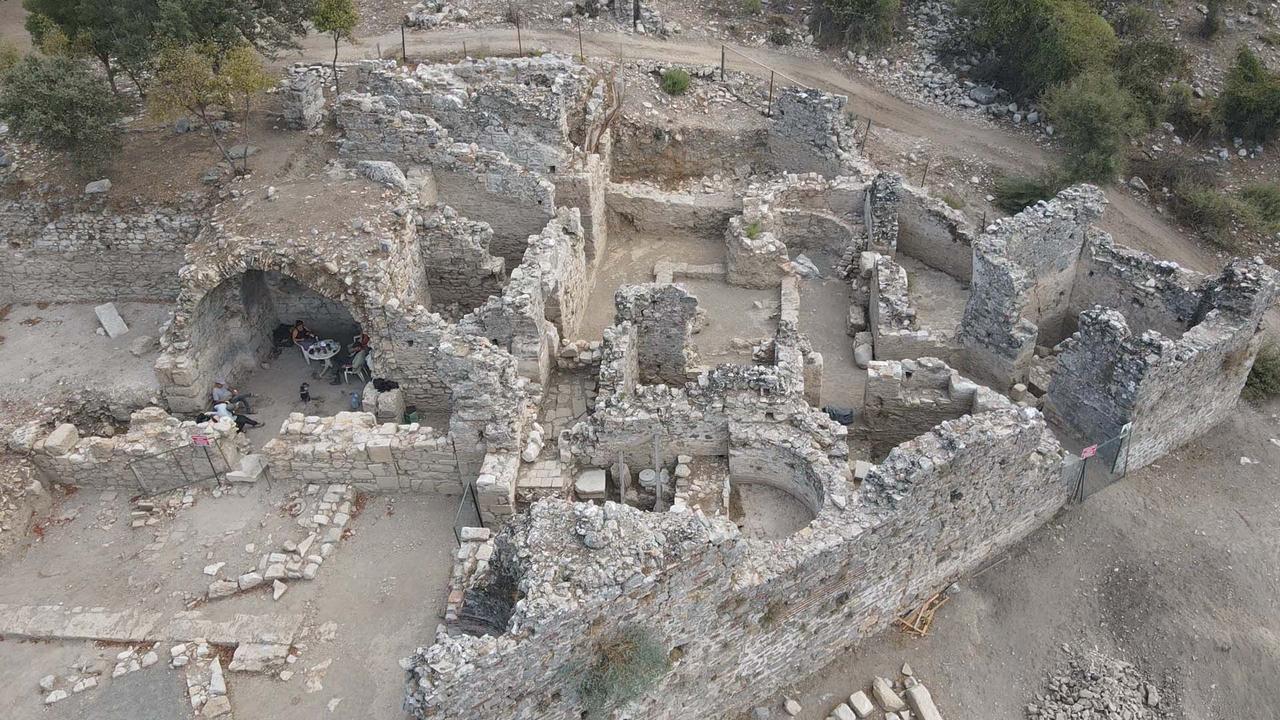 Havadan manzara, Mugla'nın Koycegiz Bölgesi, Türkiye, 5 Ekim 2025. (AA Photo) Kazılar Sırasında Antik Kaunos şehrinde açık bir kiliseyi göstermektedir.