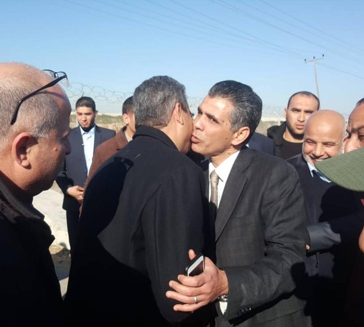 Tümgeneral Ahmed Abdel Khalek, Mısır heyetiyle birlikte, İsrail ile ablukanın kaldırılması konusunda anlaşmaya varılması amacıyla Filistinli gruplarla beş gün süren görüşmelerin ardından Gazze Şeridi'nden ayrılıyor, 2019. (Fotoğraf: WAFA: Filistin Haber Ajansı)