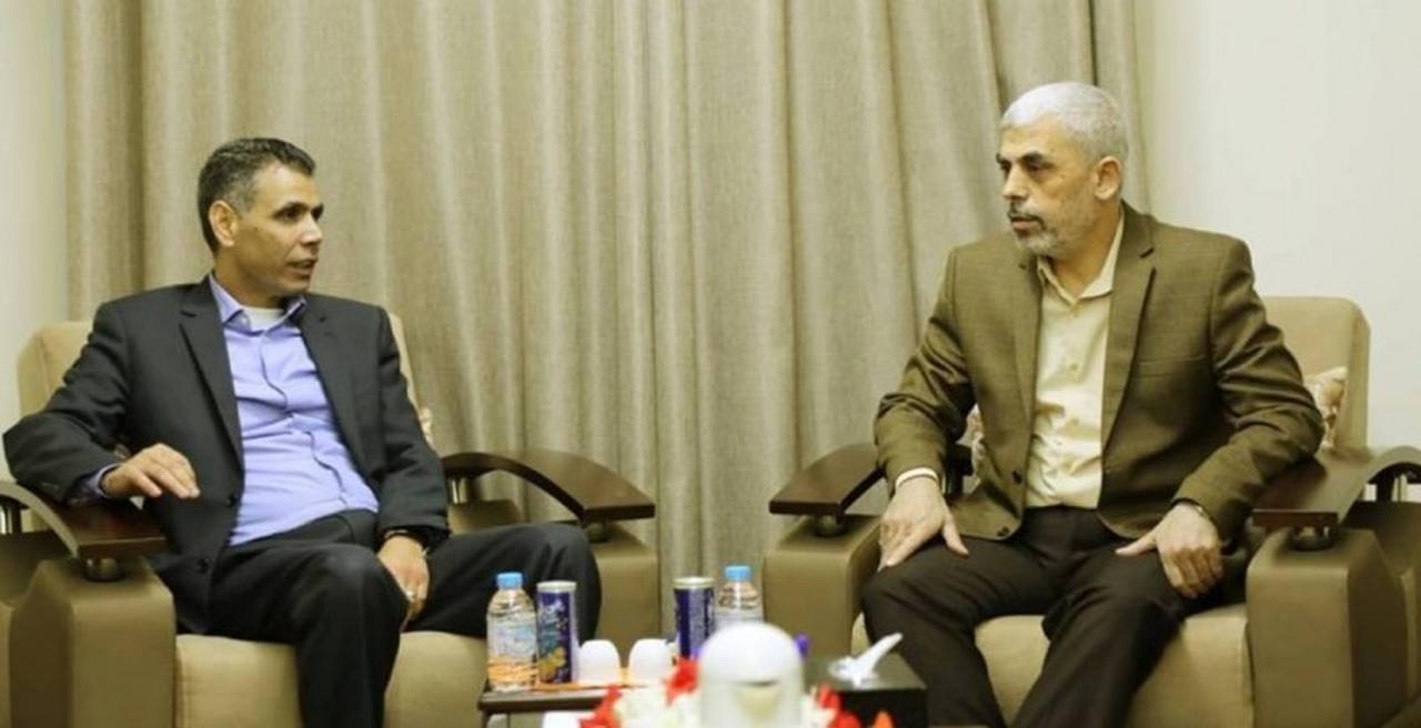 Tümgeneral Ahmed Abdel Khalek, eski Hamas lideri Yahya Sinwar ile Gazze Şeridi'nde, 15 Kasım 2018. (Fotoğraf Filistin Bilgi Merkezi aracılığıyla)