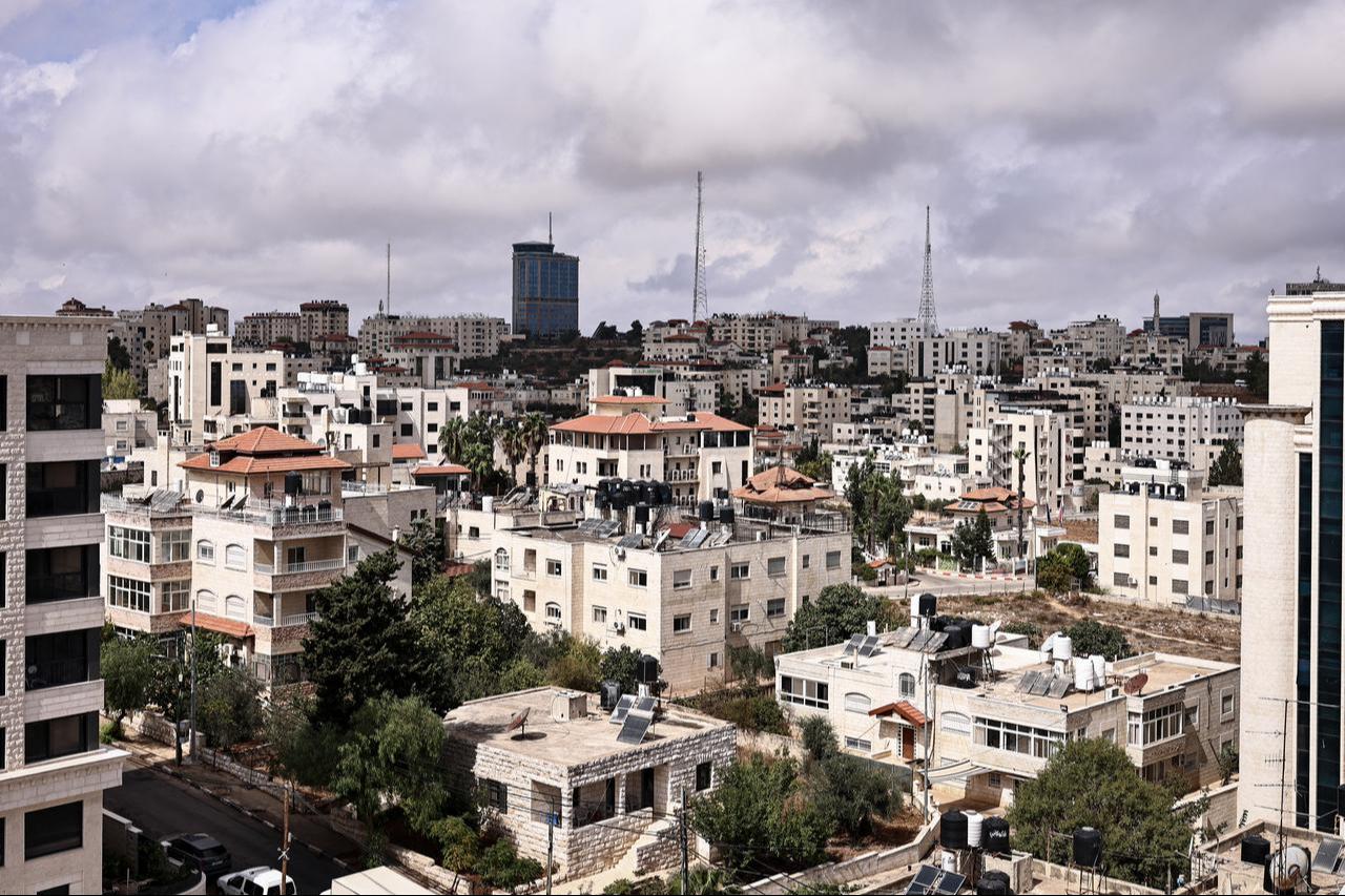 Genel bir görünüm, yeni Gazze ateşkes anlaşmasının duyurulmasının ardından 9 Ekim 2025'te işgal altındaki Batı Şeria'daki Filistin şehri Ramallah'ı gösteriyor. (AFP Fotoğrafı)