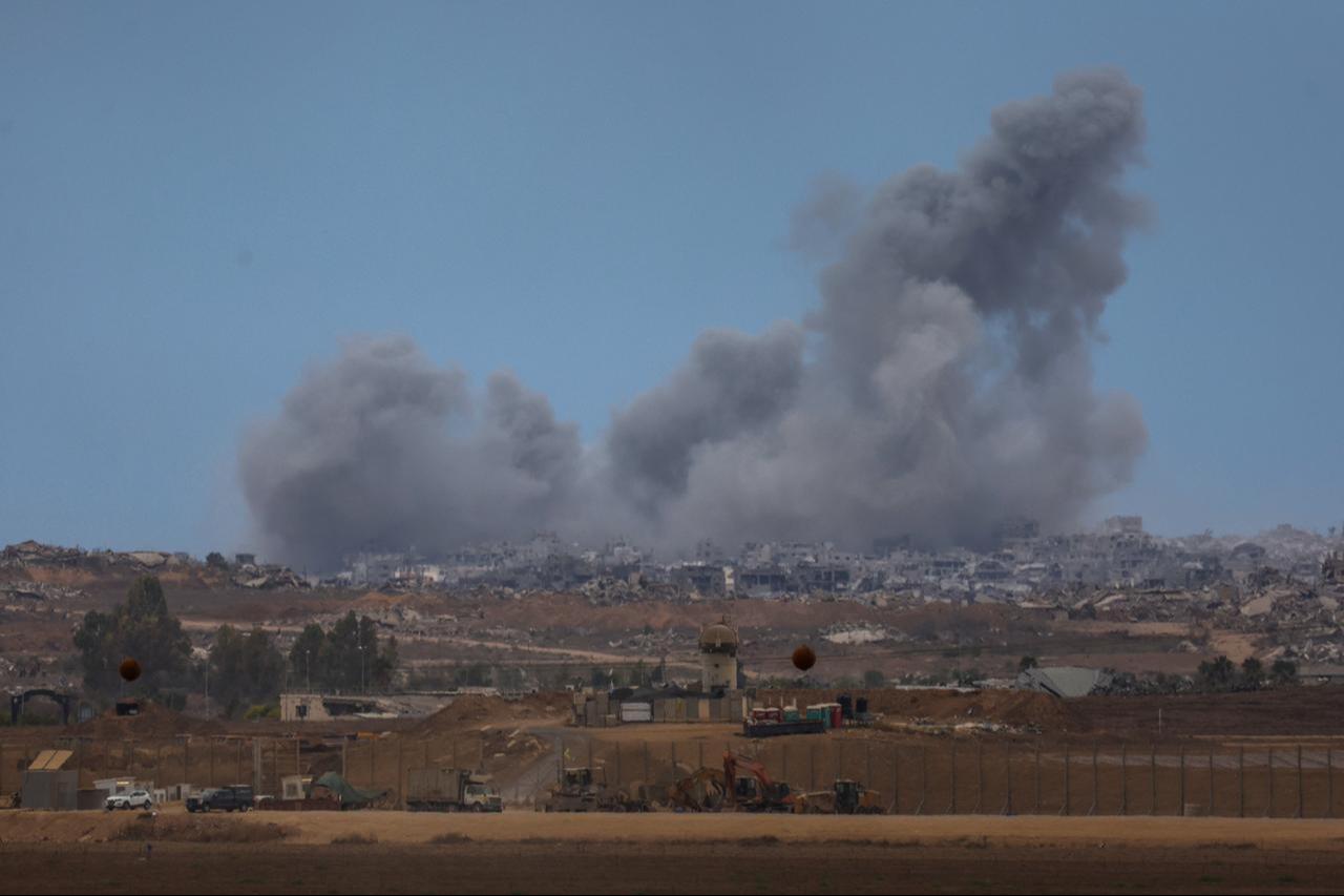İsrail'in Gazze Şeridi'ne düzenlediği bombardımanın ardından, güney İsrail sınırından 9 Ekim 2025'te çekilen fotoğrafta bir duman bulutu yükseliyor. (AFP Fotoğrafı)