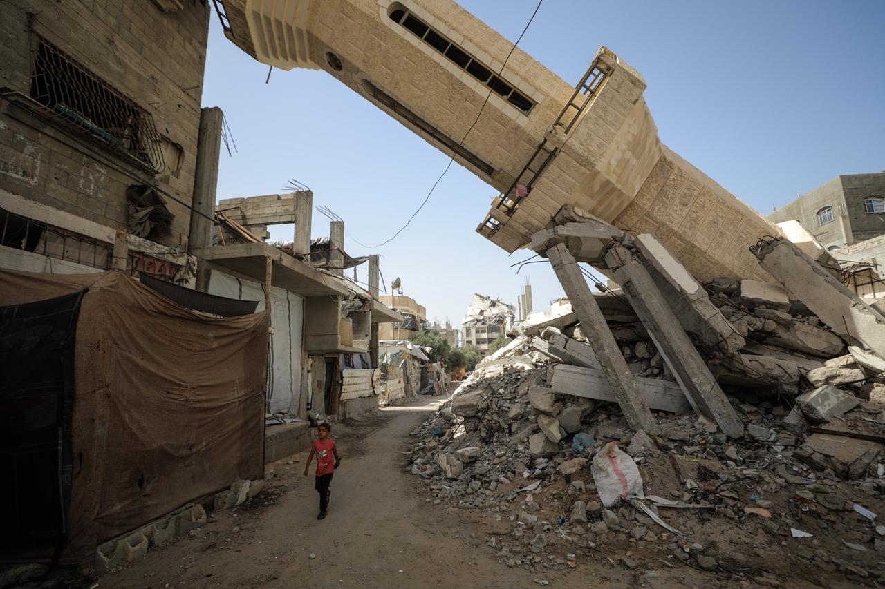 A view of the partially collapsed mosque after Israeli attacks on Gaza City, Gaza, Oct. 4, 2025. (AA Photo)