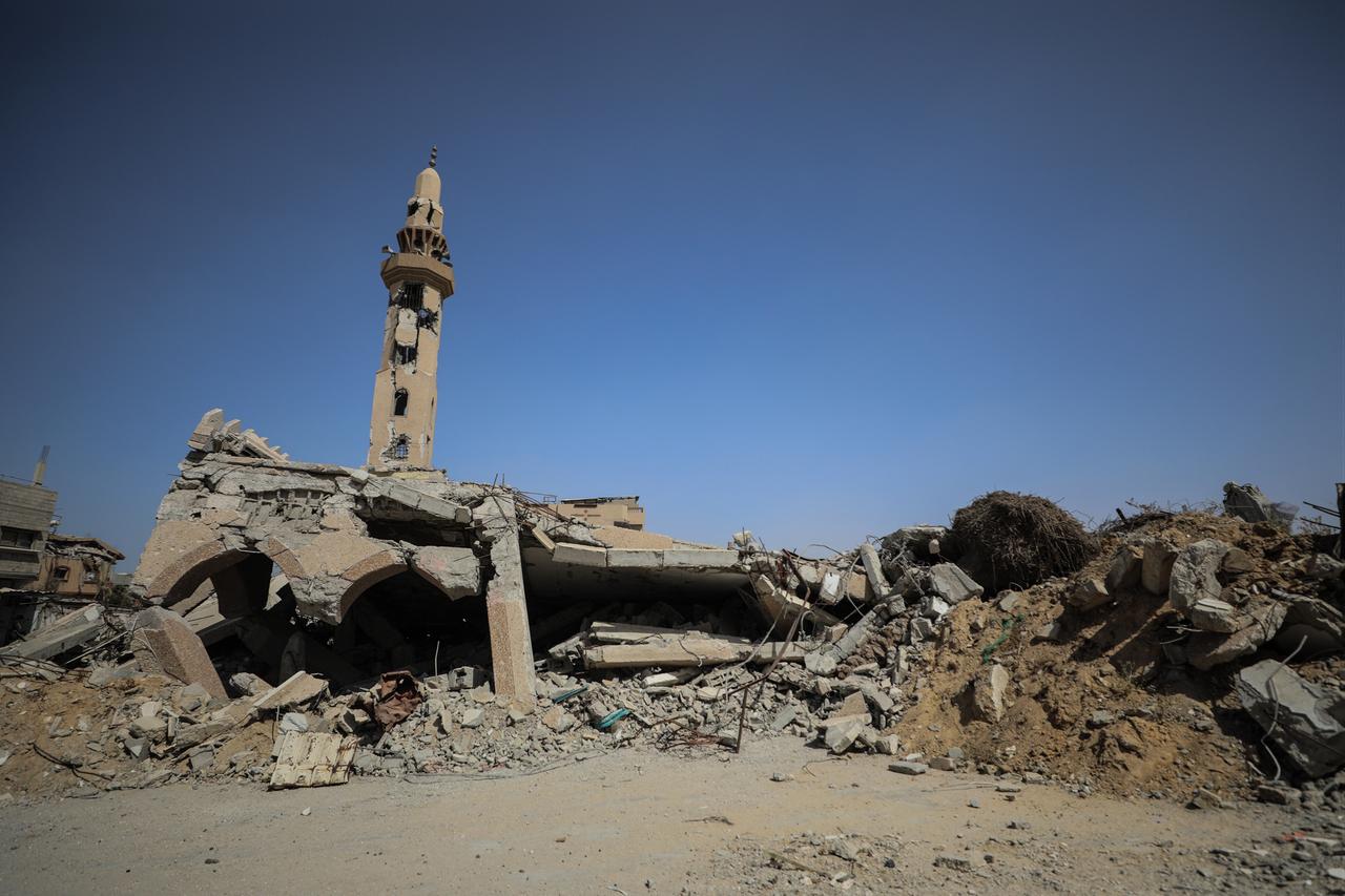 A view of the partially collapsed mosque after Israeli attacks on Gaza City, Gaza, Oct. 4, 2025. (AA Photo)