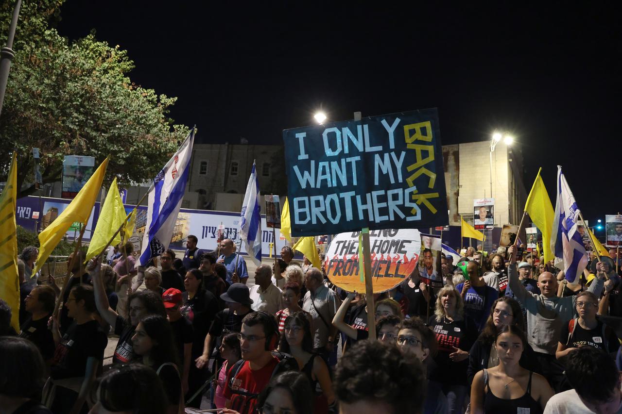Demonstrators gather to stage a demonstration demanding an end to the war in Gaza and the release of hostages, Sept. 27, 2025. (AA Photo)