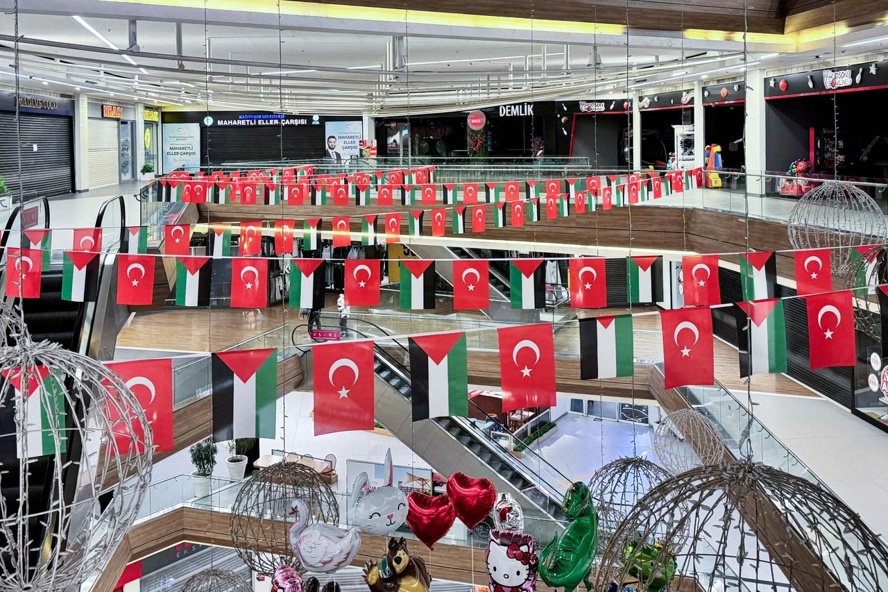 Shopping mall decorated with Turkish and Palestinian flags ahead of the “Be Hope for Gaza” donation campaign, Istanbul, Türkiye, Oct. 8, 2025. (AA Photo)