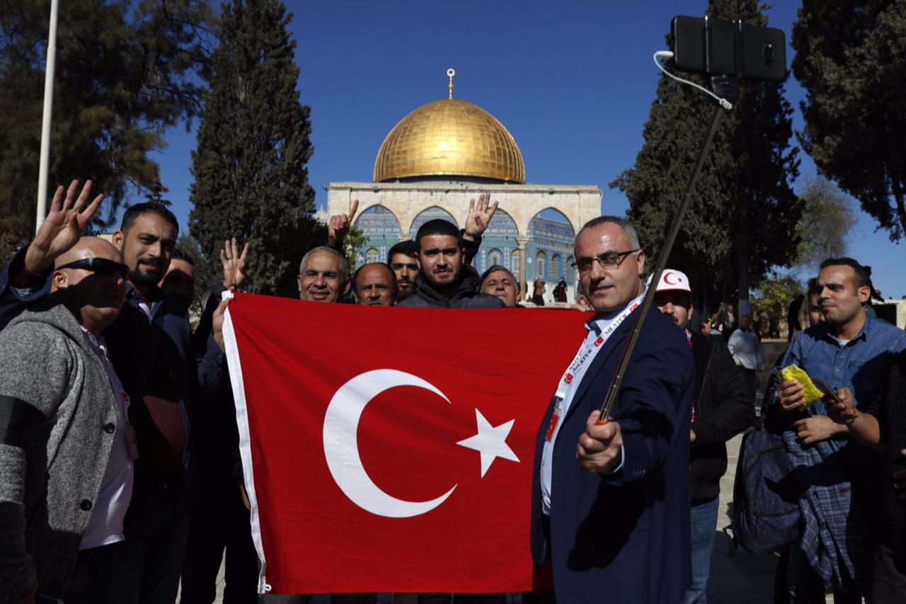 Citizens unfurling the Turkish flag in Jerusalem. (AFP Photo)