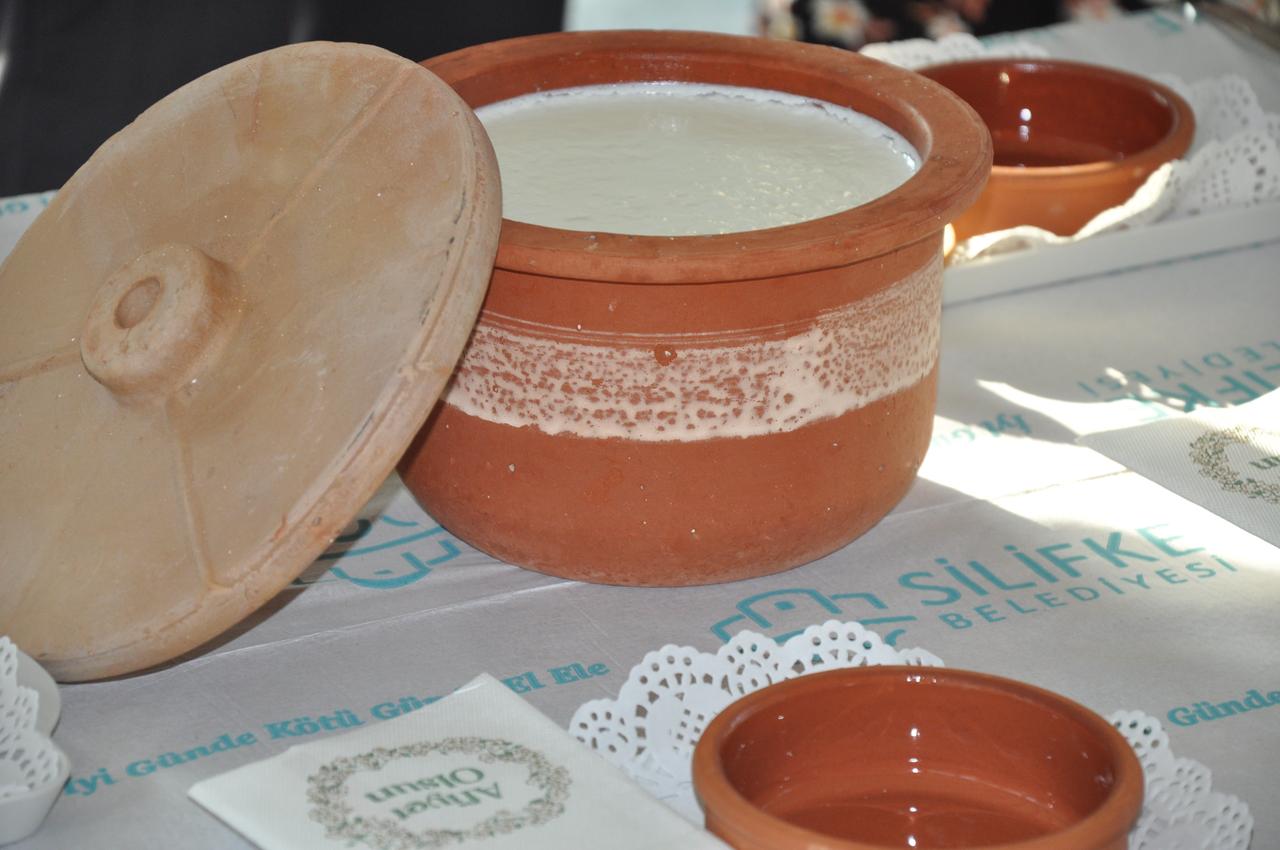 A clay pot filled with Silifke Yogurdu, the signature yoghurt of southern Türkiye’s Mersin province, which gained EU PGI recognition, is displayed during a tasting event in Silifke, Türkiye, Jan. 23, 2025. (IHA Photo)
