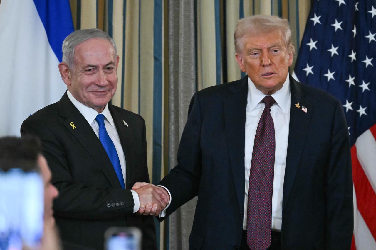 US President Donald Trump and Israeli Prime Minister Benjamin Netanyahu shake hands at the conclusion of a joint press conference in Washington, DC Sept. 29, 2025. (AFP Photo)