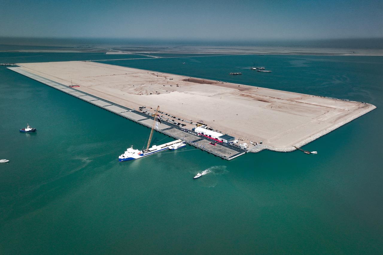 Limanda başlayan Geliştirme Yolu Projesi olarak Grand Faw Limanı'nın 7 Ekim 2025 tarihinde Irak'ın Basra kentinde inşaatı devam ediyor. (AA Fotoğraf)