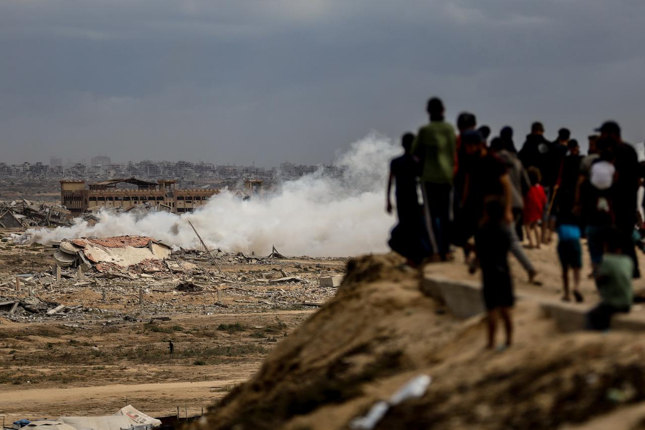 Israeli forces carry out an attack to prevent Palestinians from crossing north through Rashid Street in Deir al-Balah, Gaza, October 9, 2025. (AA Photo)