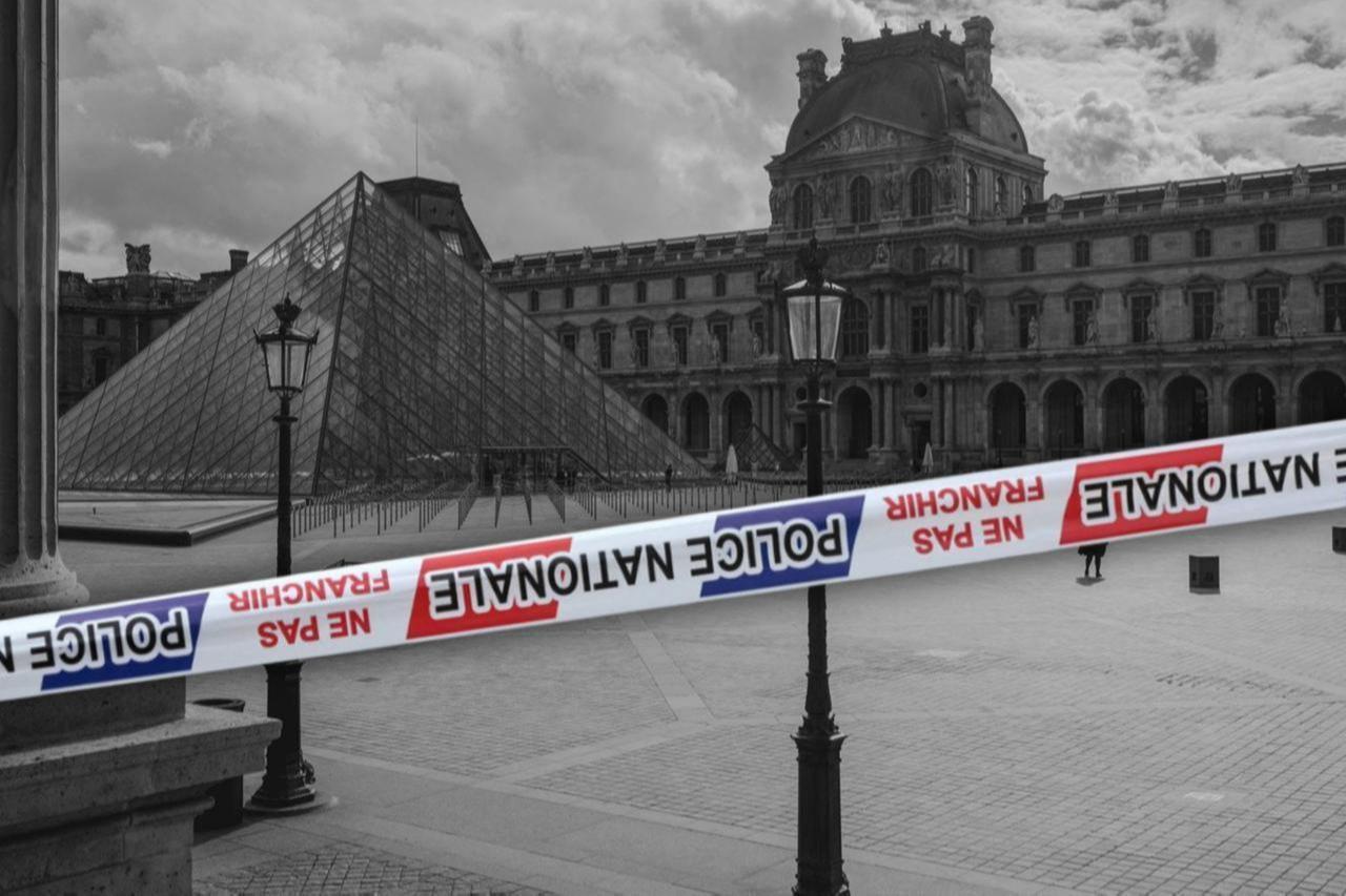 The Louvre pyramid courtyard is seen almost completely empty following the announcement that the museum will remain closed for a second day after thieves stole priceless jewels from the museum in Paris a day earlier, in Paris, France, Oct. 20, 2025. (AFP Photo)