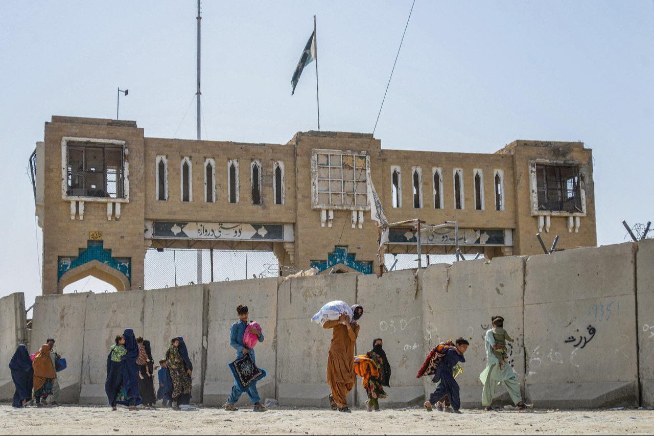 Afghan refugees deported from Pakistan arrive with their belongings at zero point border crossing between Afghanistan and Pakistan in, Spin Boldak district of Kandahar province, Oct. 19, 2025. (AFP Photo)