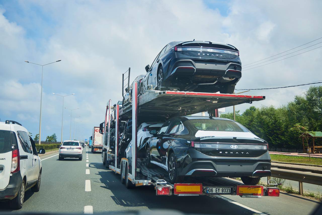 Photo shows transportation of a large number of cars by truck in central Türkiye, accessed on Nov. 1, 2025. (Adobe Stock Photo)