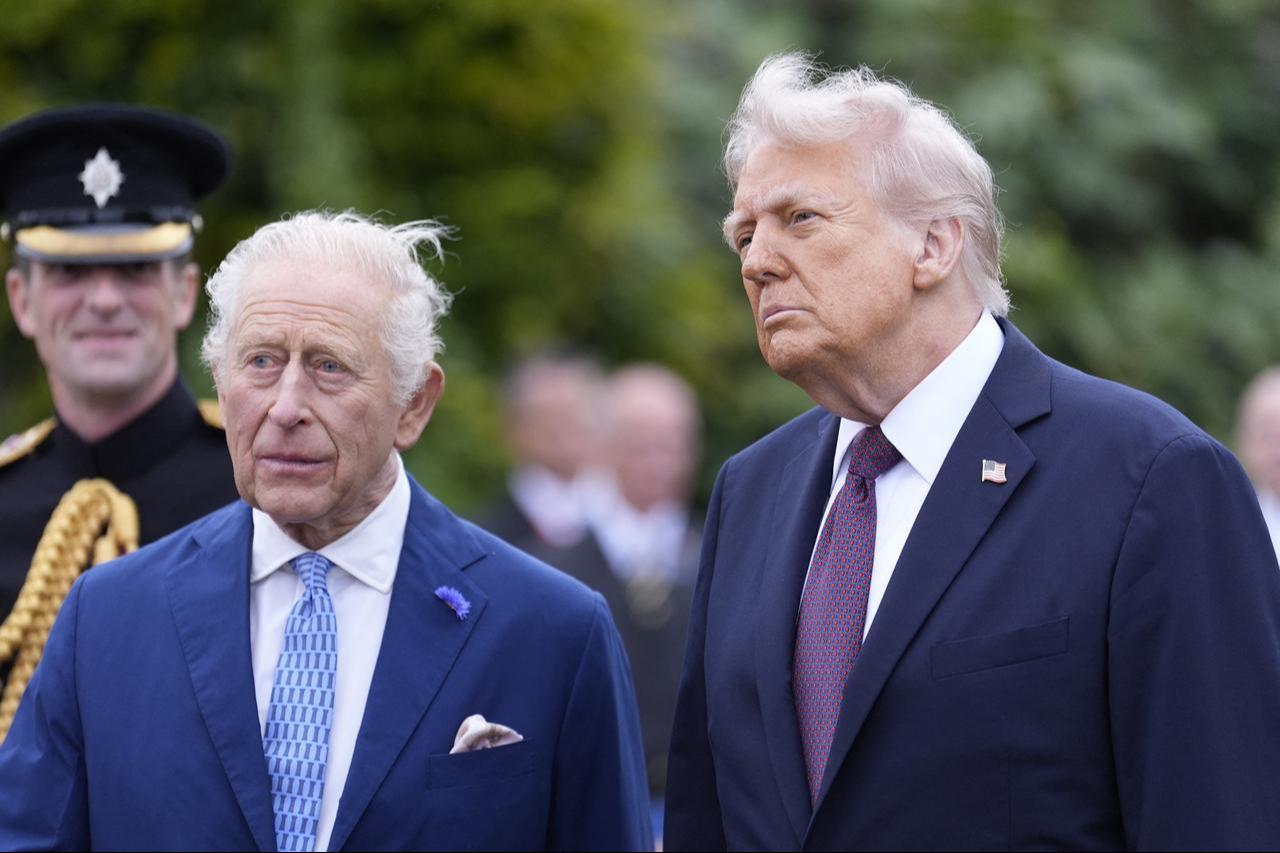 Britains King Charles III (L) and US President Donald Trump (R) speak to military personnel following a Beating Retreat military ceremony on the East Lawn at Windsor Castle, in Windsor, on Sep. 17, 2025. (AFP Photo)