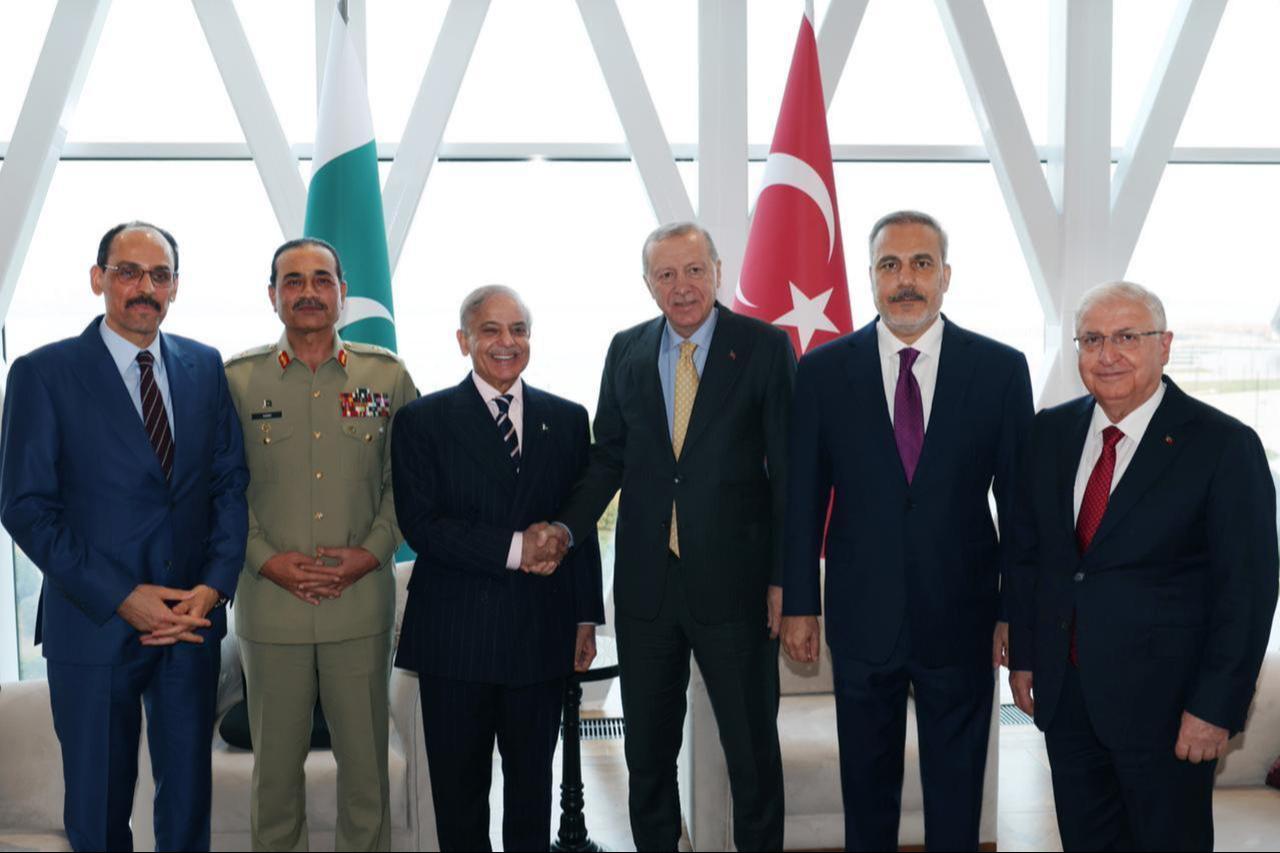 President Recep Tayyip Erdogan (3rd R), who is in Baku as part of Azerbaijan's Victory Day Ceremony, receives Pakistani Prime Minister Shehbaz Sharif (3rd L) in Baku, Azerbaijan, November 8, 2025. (AA Photo)