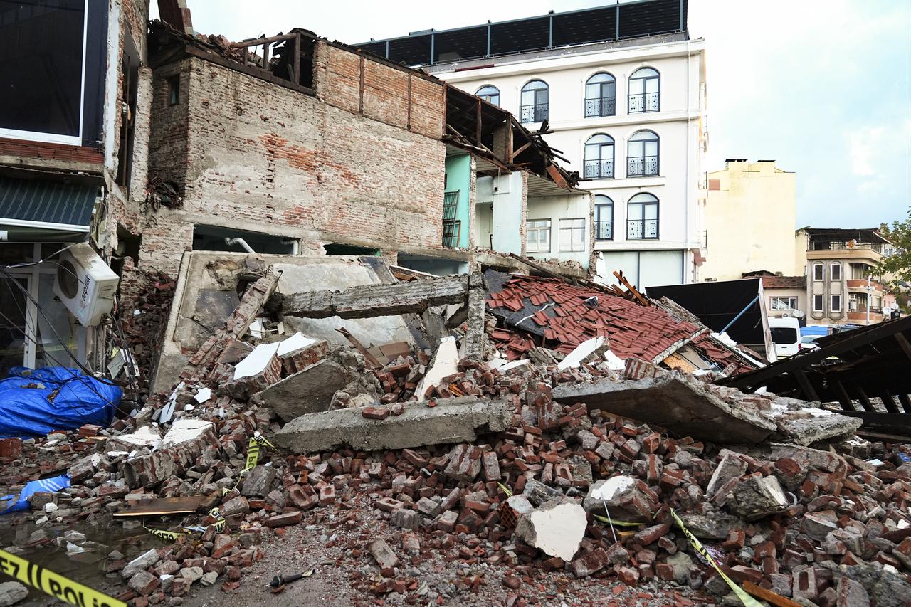A building collapsed after the 6.1-magnitude earthquake in Sindirgi. Balikesir, Türkiye, October 28, 2025. (AA Photo)