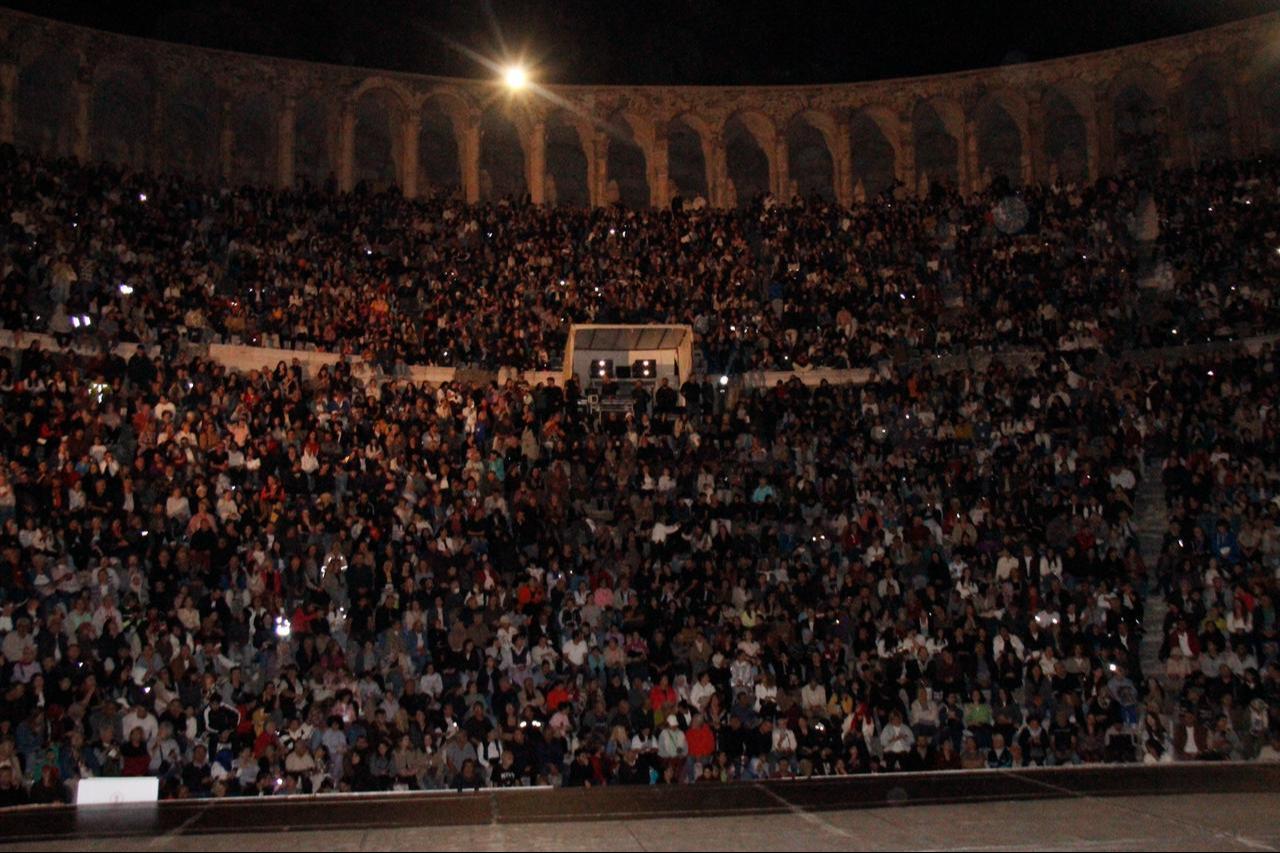 Anadolu Ateşi gösterisi sırasında seyirciler Aspendos antik tiyatrosunu dolduruyor, Antalya, Türkiye, 9 Kasım 2025. (AA Fotoğraf)