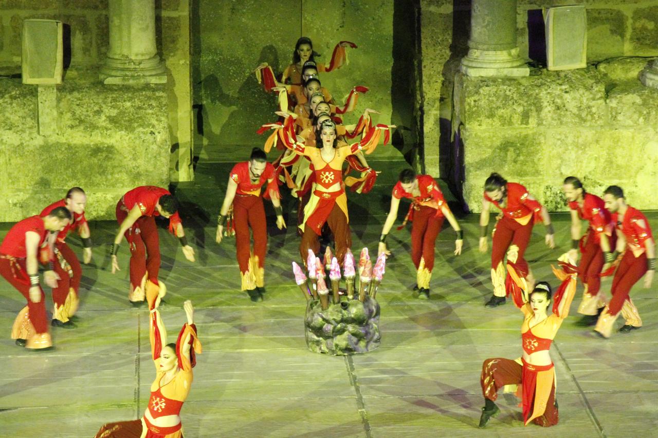 Anadolu Ateşi üyeleri, Aspendos Antik Tiyatrosu'nda bölgesel halk motiflerini yansıtan senkronize koreografi sergiliyor, Antalya, Türkiye, 9 Kasım 2025. (AA Fotoğraf)