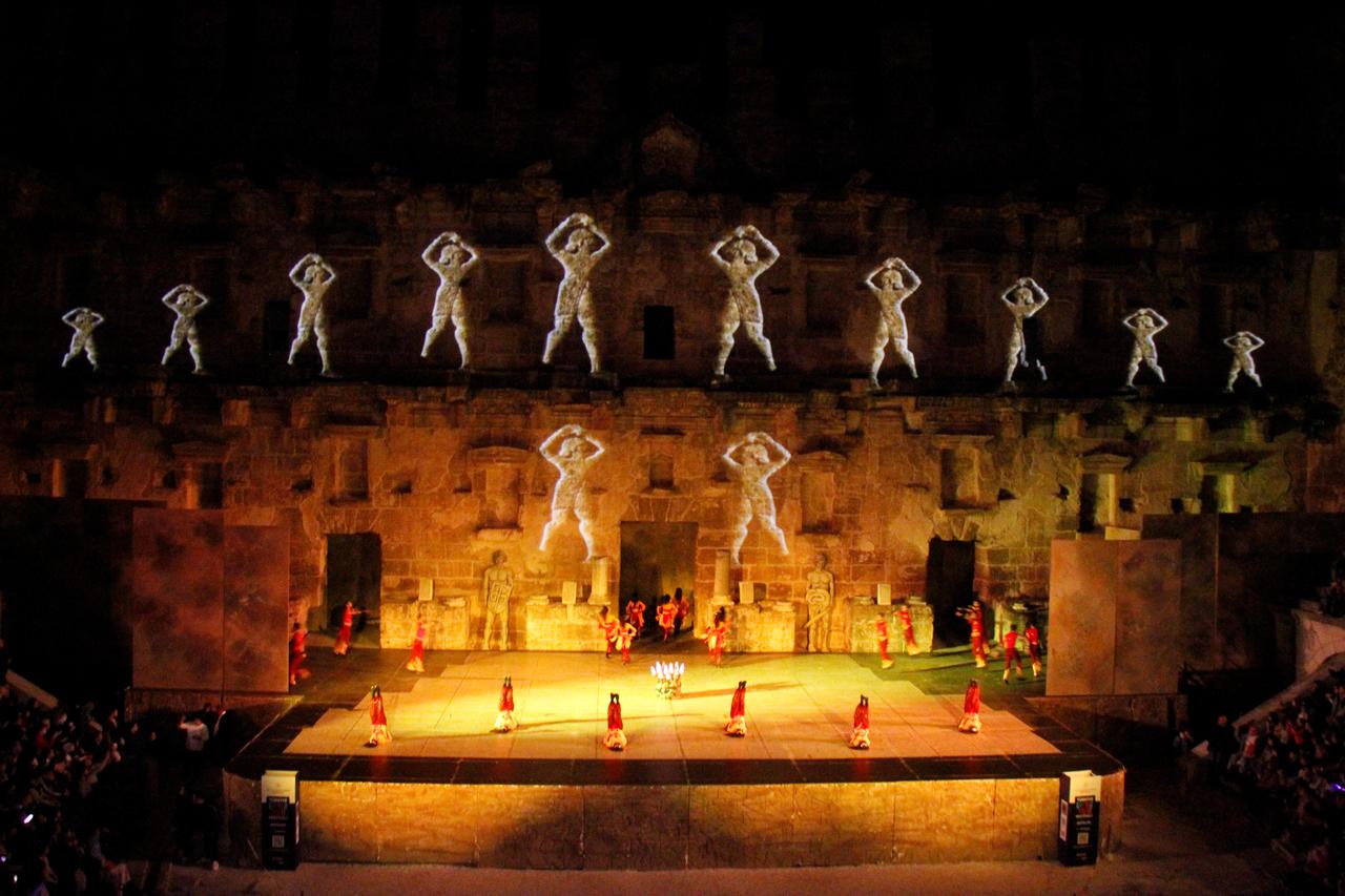 Anadolu Ateşi üyeleri, Aspendos Antik Tiyatrosu'nda bölgesel halk motiflerini yansıtan senkronize koreografi sergiliyor, Antalya, Türkiye, 9 Kasım 2025. (AA Fotoğraf)