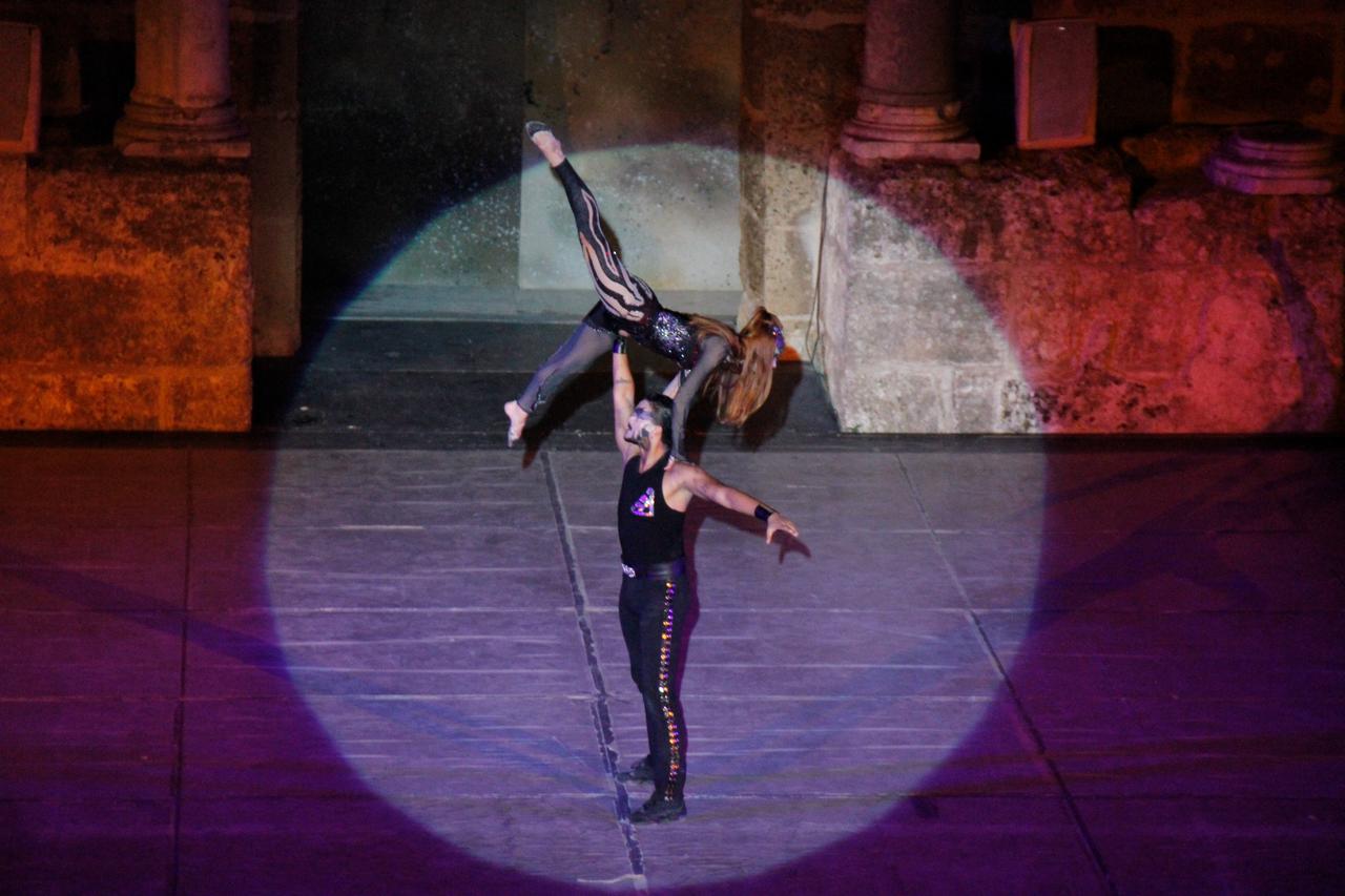 Anadolu Ateşi üyeleri, Aspendos Antik Tiyatrosu'nda bölgesel halk motiflerini yansıtan senkronize koreografi sergiliyor, Antalya, Türkiye, 9 Kasım 2025. (AA Fotoğraf)