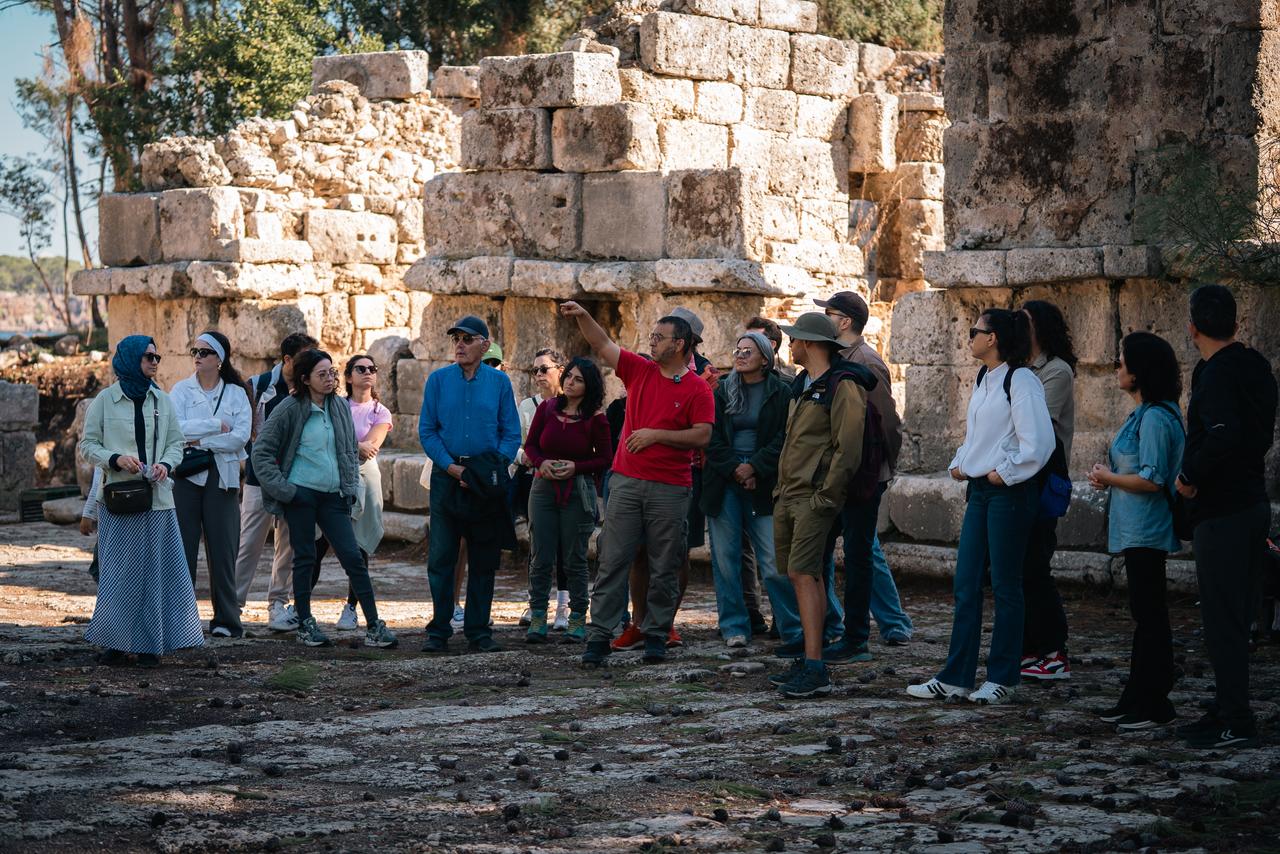 Ziyaretçiler, Antalya Kültür Rotası Festivali kapsamında antik kalıntılar arasında rehberli bir tura katılıyor, Antalya, Türkiye, 9 Kasım 2025. (AA Fotoğraf)