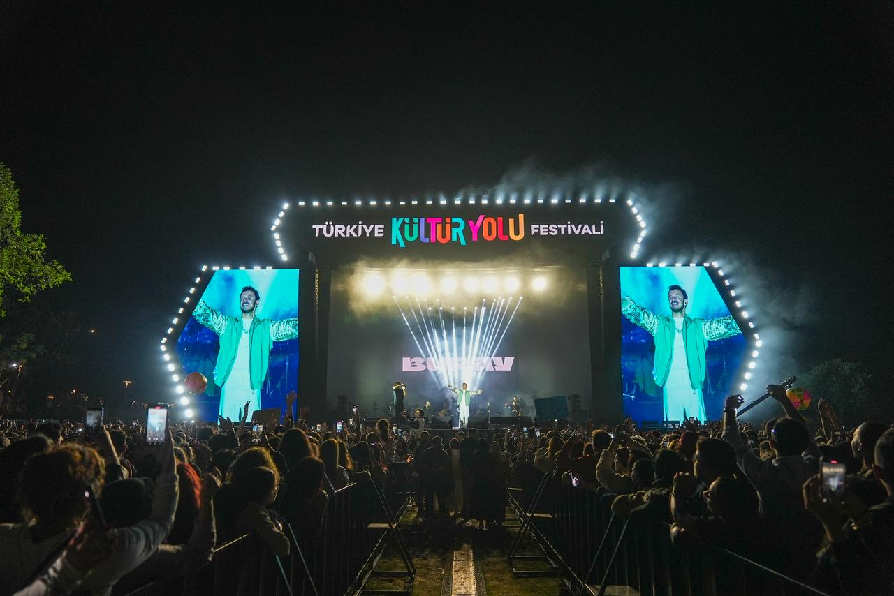 Pop şarkıcısı Buray, Antalya Kültür Rotası Festivali kapsamında Konyaaltı Sahil Parkı'nda sahne alıyor, Antalya, Türkiye, 9 Kasım 2025. (AA Fotoğraf)