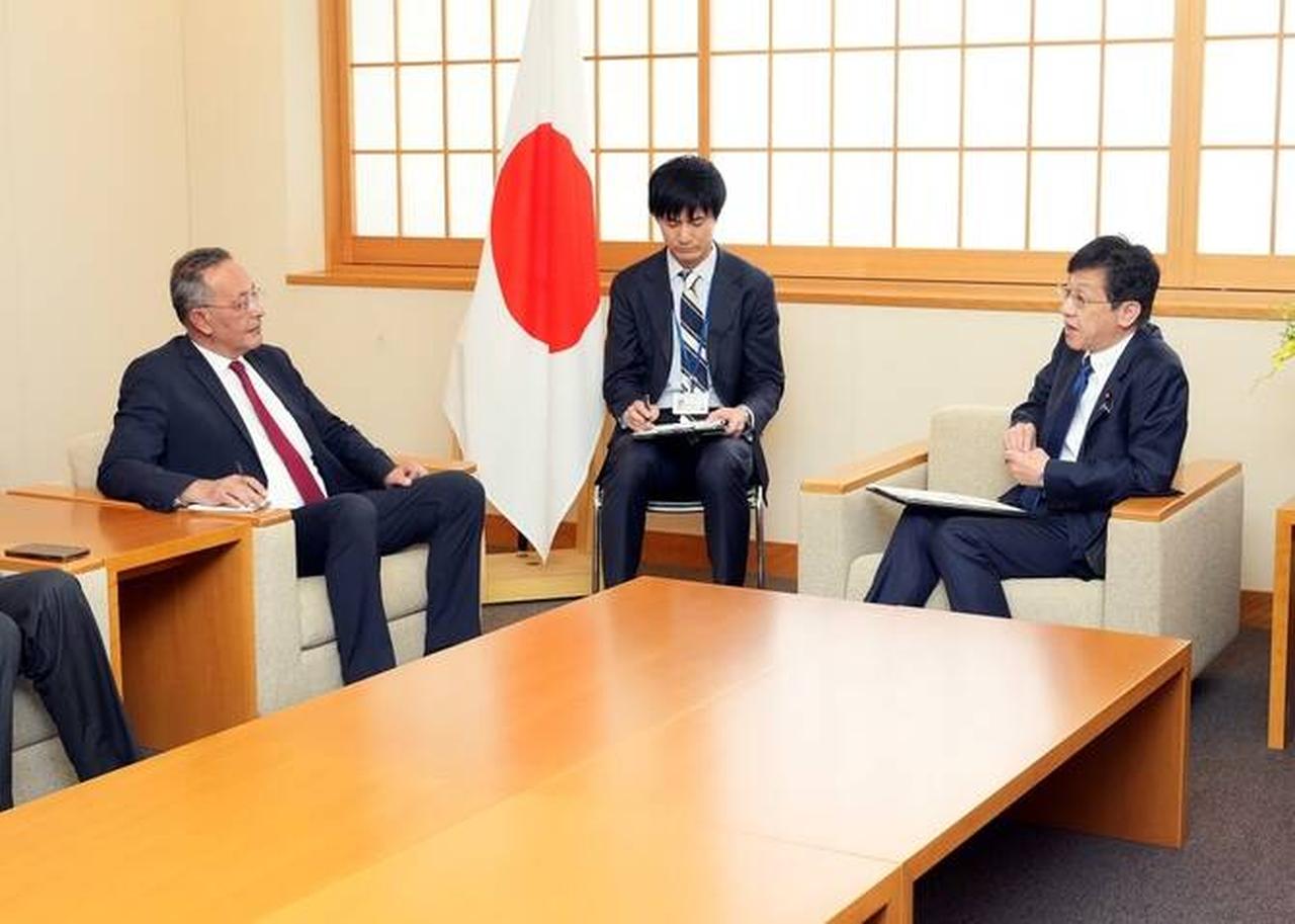 Ahmed Ghoneim, CEO of the Grand Egyptian Museum in Cairo, paid a courtesy call on Parliamentary Vice-Minister for Foreign Affairs Matsumoto Hisashi to thank the Japanese government for its cooperation in financing the museum. (Photo via ANJ)