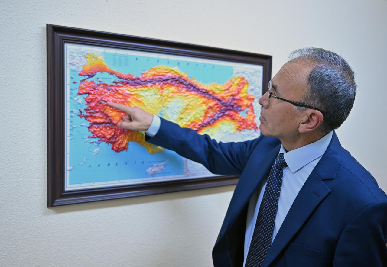 Associate Professor Dr. Bulent Ozmen, a faculty member of Gazi University’s Faculty of Engineering and a disaster management expert, assessed the earthquake activity in Balikesir’s Sindirgi district in an interview with Anadolu Agency (AA). Ankara, Istanbul, November 10, 2025. (AA Photo)