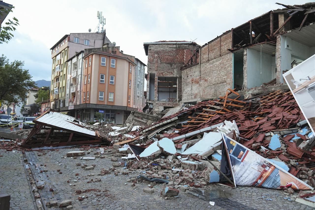 A wide shot captures a collapsed building following a 6.1 magnitude earthquake that hit the Sindirgi district of Balikesir, at 22:48 local time. Balikesir, Türkiye, October 28, 2025. (AA Photo)