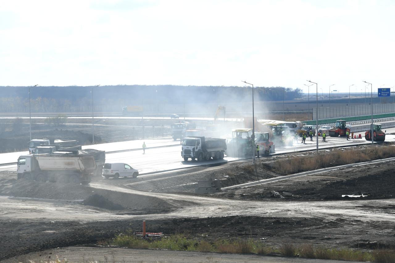 Construction crews work on a section of the Bucharest–Ploiesti highway in Romania. (AA Photo)