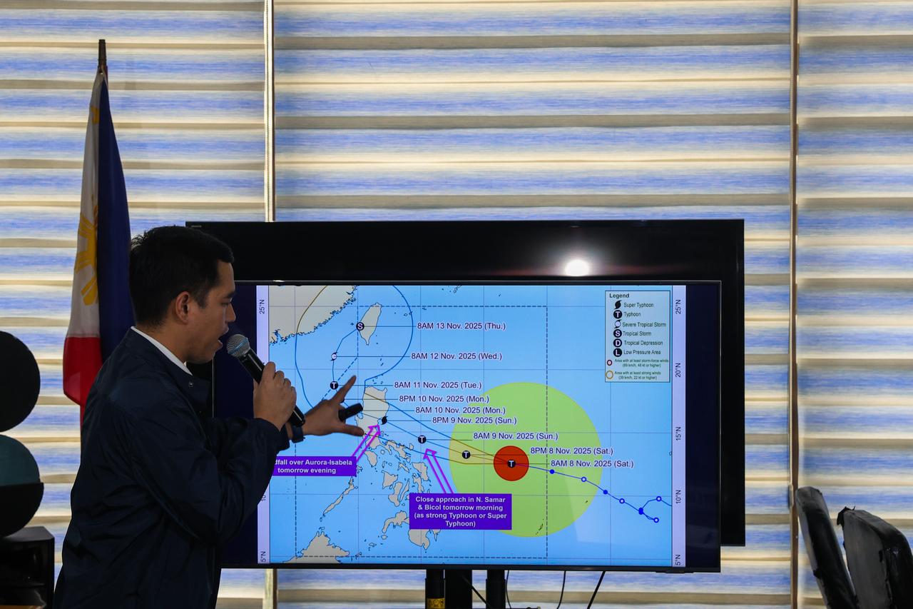 The country’s meteorological agency warned that the storm will intensify before making landfall, with waves reaching up to five meters and destructive winds. Weather and disaster management officials are working to identify the areas the typhoon may pass through. Philippines, November 8, 2025. (AA Photo)