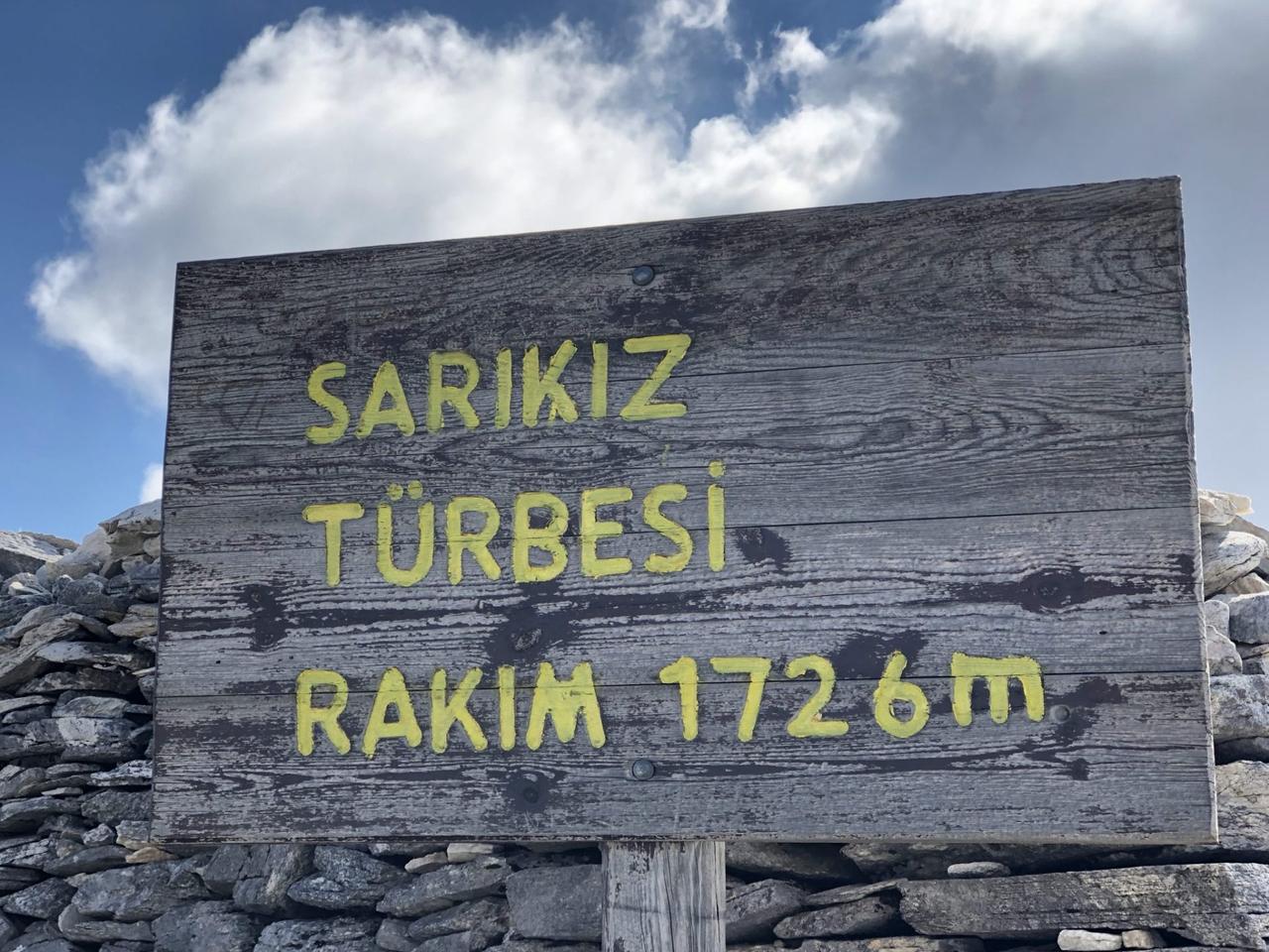 1.726 metre yükseklikteki Kaz Dağı'ndaki Sarı Kız Mezarı tabelası, Sarışın Kız anlatımıyla ilişkilendirilen efsanevi yeri işaret ediyor. (Fotoğraf Armağan Portakal'dan)