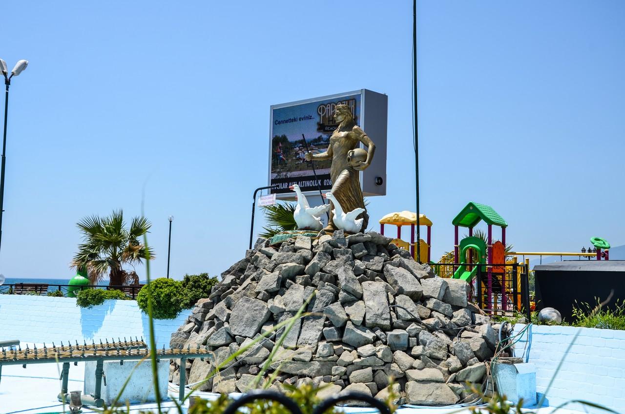 Balıkesir Akçay'daki Sarıkız heykeli, Anadolu geleneğinde bilgeliği, rehberliği ve manevi yükselişi simgeleyen kazlarla tasvir edilmiştir. (Fotoğraf balnet.net aracılığıyla)