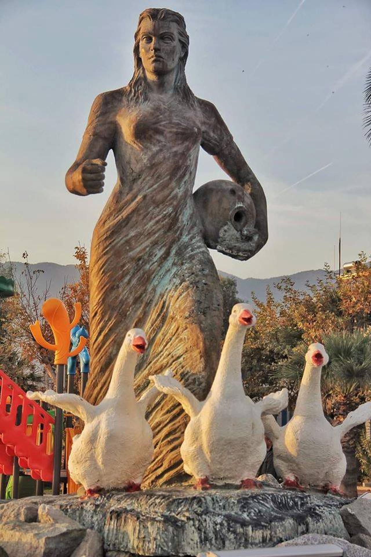 Balıkesir Akçay'daki Sarıkız heykeli, Anadolu geleneğinde bilgeliği, rehberliği ve manevi yükselişi simgeleyen kazlarla tasvir edilmiştir. (Fotoğraf Facebook/@gazeteci.journalist aracılığıyla)
