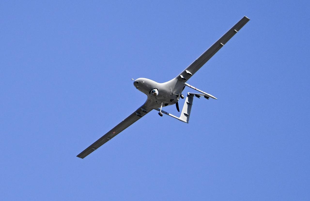 Bayraktar TB2, 2 Ekim 2024'te Türkiye'nin önde gelen teknoloji ve havacılık etkinliği TEKNOFEST'te ilk gününde Adana Havalimanı'nda sahne aldı. (AA Fotoğraf)