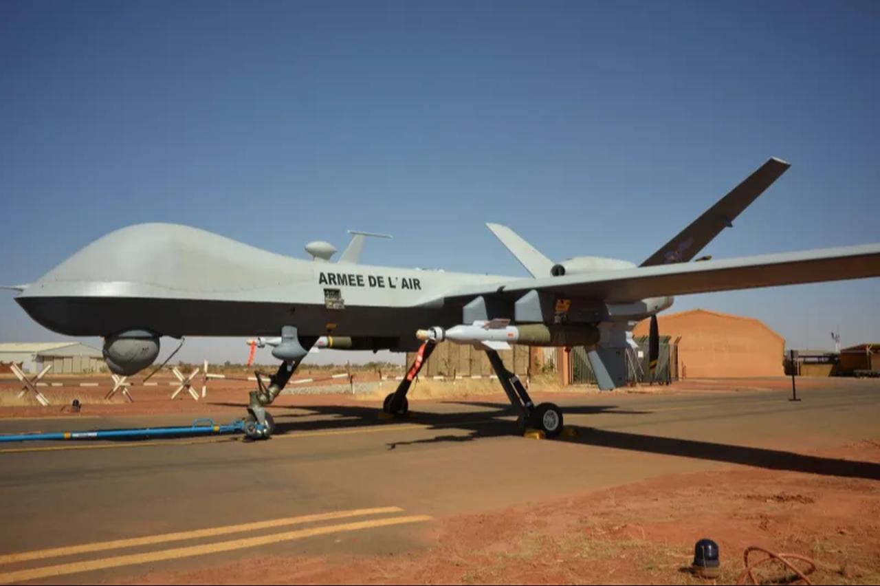 İki GBU-12 bombasıyla donanmış bir Fransız MQ-9 Reaper drone, Niamey, Nijer'deki bir askeri üssün asfaltında duruyor, 15 Aralık 2019. (AFP Fotoğrafı)