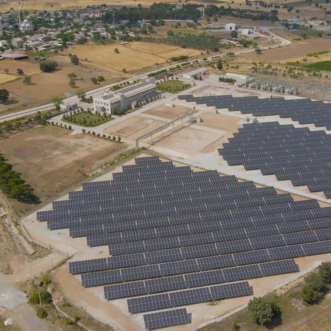 A hybrid renewable energy facility featuring both wind turbines and solar panels in Türkiye, accessed on May 26, 2025. (Photo via yeo.com.tr)