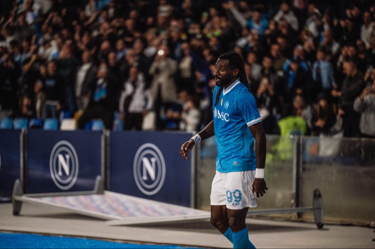 Frank Zambo Anguissa during a Napoli match, applauded by supporters at Stadio Diego Armando Maradona in Naples, Italy. (Photo via Napoli website)