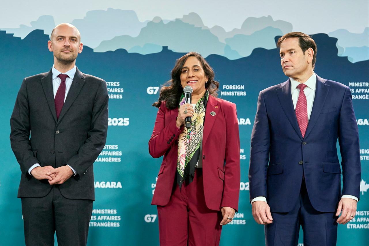 Canadian Foreign Minister Anita Anand (C) gives some remarks flanked by her French counterpart Jean-Noel Barrot (L) and US Secretary of State Marco Rubio while posing for the family photo during the G7 Foreign Ministers' meeting at the White Oaks Resort in Niagara-on-the-Lake, Canada on Nov. 11, 2025. (Photo by Geoff Robins / AFP)